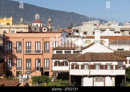 Vista dello skyline con la cupola della chiesa della Concezione, Iglesia de la Concepcion, e la vecchia architettura coloniale, case a la Orotava, Tene Foto Stock