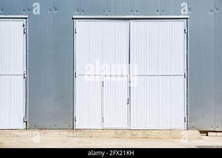 Cancello bianco metallico del grande magazzino. Foto Stock