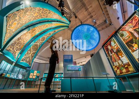 SOTTOPOSTO A EMBARGO fino al 00.01 25 maggio 2021 (vale a dire disponibile per i supporti di stampa domani, ma non può essere utilizzato online fino ad allora) - Londra, Regno Unito. 25 maggio 2021. Le Domes di Isfahan sono portate a Londra attraverso un mix di proiezioni di materiale copiato c1877 - Epic Iran, una nuova mostra al V&A, si apre come blocco facilita ulteriormente. Esplora 5,000 anni di arte, design e cultura iraniana, riunendo oltre 300 oggetti provenienti dall'Iran antico, islamico e contemporaneo. È la prima grande mostra del Regno Unito in 90 anni a presentare una narrazione generale dell'Iran dal 3000 a.C. ad oggi. EPIC Iran è organizzato dal V& Foto Stock