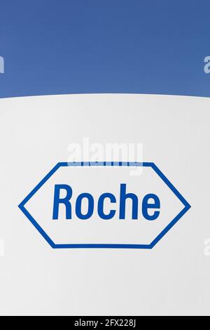 Meylan, Francia - 15 giugno 2019: Logo Roche su un pannello. F.Hoffmann-la Roche AG è una multinazionale svizzera nel settore sanitario Foto Stock