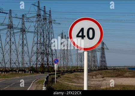 Segnale stradale limite di velocità 40 km h sullo sfondo del paesaggio industriale. Foto Stock