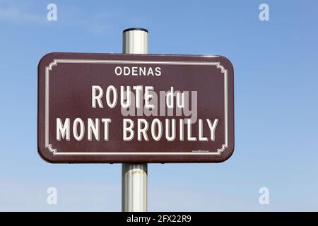 Cartello stradale con route du Mont Brouilly a Odenas, Beaujolais, Francia Foto Stock