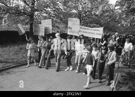 I membri della comunità ebraica manifestano contro il terrore in Israele a Museumplein; i dimostranti sulla strada, 15 maggio 1974, i dimostranti, i Paesi Bassi, foto agenzia stampa del xx secolo, notizie da ricordare, documentario, fotografia storica 1945-1990, storie visive, Storia umana del XX secolo, che cattura momenti nel tempo Foto Stock