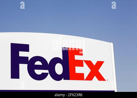 Kolding, Danimarca - 16 agosto 2020: Firma FedEx su un pannello. FedEx Corporation è un'azienda americana globale di servizi di consegna dei corrieri Foto Stock