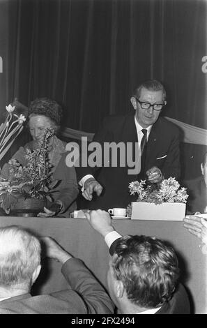 Riunione dei membri del Boerenpartij a Barneveld, l'agricoltore Koekoek è stato nuovamente eletto presidente Koekoek si congratula con il 20 gennaio 1969, riunioni dei membri, Paesi Bassi, foto agenzia stampa del xx secolo, notizie da ricordare, documentario, fotografia storica 1945-1990, storie visive, Storia umana del XX secolo, che cattura momenti nel tempo Foto Stock