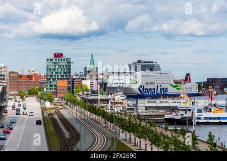 Blick von der Gablenzbrücke in Kiel auf den Hörn-Bereich des Kikeler Hafens mit Blick auf die Kaistraße und den Schwedenkai Mit der Schwedenfähre Foto Stock