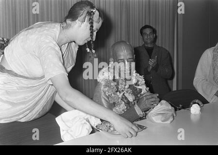 Leader del movimento Hare Krishna all'aeroporto di Schiphol, 28 luglio 1972, Paesi Bassi, foto agenzia stampa del XX secolo, notizie da ricordare, documentario, fotografia storica 1945-1990, storie visive, Storia umana del XX secolo, che cattura momenti nel tempo Foto Stock