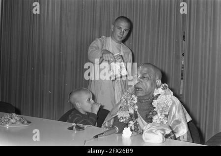 Leader del movimento Hare Krishna all'aeroporto di Schiphol, durante la conferenza stampa del 28 luglio 1972, conferenze stampa, Religioni, aeroporti, Paesi Bassi, foto agenzia stampa del XX secolo, notizie da ricordare, documentario, fotografia storica 1945-1990, storie visive, Storia umana del XX secolo, che cattura momenti nel tempo Foto Stock