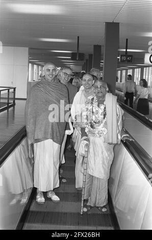 Leader del movimento Hare Krishna all'aeroporto di Schiphol, 28 luglio 1972, Paesi Bassi, foto agenzia stampa del XX secolo, notizie da ricordare, documentario, fotografia storica 1945-1990, storie visive, Storia umana del XX secolo, che cattura momenti nel tempo Foto Stock