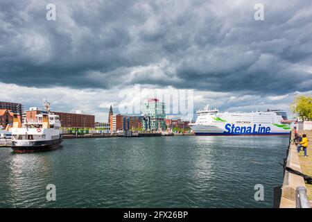 über die Kieler Innenförde mit dem Gebäude der Hafenverwaltung Und der Schwedenfähre am Schwedenkai Foto Stock