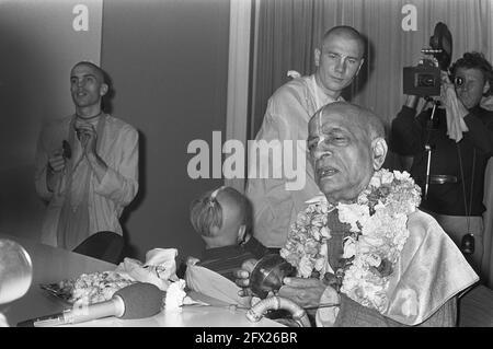 Leader del movimento Hare Krishna all'aeroporto di Schiphol, 28 luglio 1972, Paesi Bassi, foto agenzia stampa del XX secolo, notizie da ricordare, documentario, fotografia storica 1945-1990, storie visive, Storia umana del XX secolo, che cattura momenti nel tempo Foto Stock