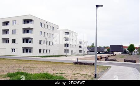 Oranienburg, Germania. 12 maggio 2021. I nuovi edifici a più piani costruiti dall'Oranienburger Wohnungsbaugesellschaft (WOBA) nella Città Bianca all'angolo tra Emil-Büge-Straße e Walther-Bother-Straße sono quasi pronti per l'occupazione. Sullo sfondo, si possono vedere le case monolametali di Johannes-Rau-Straße. Credit: Soeren Stache/dpa-zentralbild/dpa/Alamy Live News Foto Stock