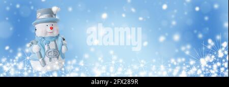 Natale sfondo panoramico, felice pupazzo di neve in inverno secenery con spazio copia Foto Stock