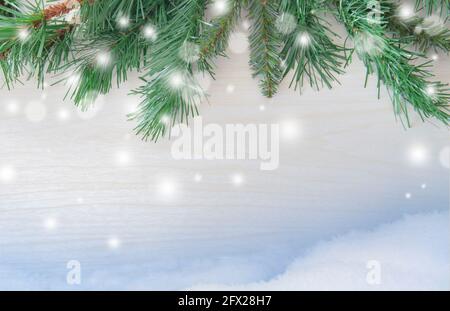 Natale sfondo con rami di abete su sfondo blu è nevicante, inverno, concetto di nuovo anno. Layout banner Natale, modello biglietto d'auguri. Foto Stock