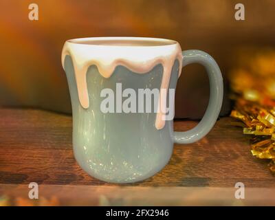 Tazza di cioccolata calda fatta in casa sul tavolo di Natale, fuoco selettivo Foto Stock