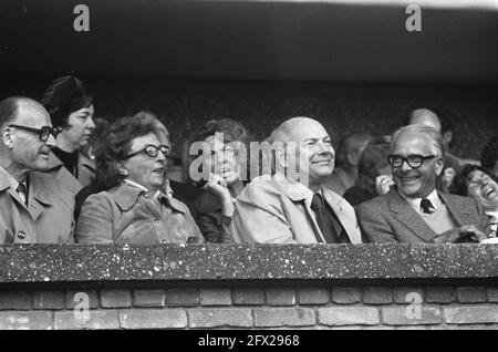 AJAX / Feyenoord 2-1, primo ministro Den Uyl e moglie negli stand, 23 settembre 1973, sport, calcio, I Paesi Bassi, foto agenzia stampa del XX secolo, notizie da ricordare, documentario, fotografia storica 1945-1990, storie visive, Storia umana del XX secolo, che cattura momenti nel tempo Foto Stock