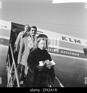 Linda Christian con il marito Edmund Purdom all'aeroporto di Schiphol, 7 febbraio 1964, attori, attrici, Stelle cinematografiche, attori di scena, aeroporti, Paesi Bassi, foto dell'agenzia stampa del XX secolo, notizie da ricordare, documentario, fotografia storica 1945-1990, storie visive, Storia umana del XX secolo, che cattura momenti nel tempo Foto Stock