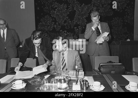 Negoziati governativi sui salari, datori di lavoro, dipendenti, Boersma e Duisenberg; 23; Van Veen, 24, Kok, 18 giugno 1976, GOVERNO, LAVORATORI, DIPENDENTI, Paesi Bassi, foto agenzia stampa del XX secolo, notizie da ricordare, documentario, fotografia storica 1945-1990, storie visive, Storia umana del XX secolo, che cattura momenti nel tempo Foto Stock