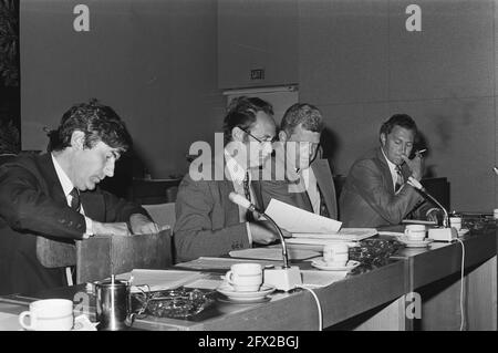 Negoziati salariali datori di lavoro, dipendenti e governo; da sinistra a destra: Lanser, Kok, Van Veen, Boersma, Lubbers e Spit e altri, 11 giugno 1976, Paesi Bassi, foto agenzia stampa del XX secolo, notizie da ricordare, documentario, fotografia storica 1945-1990, storie visive, Storia umana del XX secolo, che cattura momenti nel tempo Foto Stock