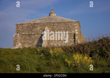 Cappella di Sant'Aldhelm, una cappella normanna, sulla testa di Sant'Aldhelm, sulla costa del Dorset. Foto Stock
