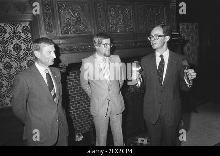 Conferenza International Youth Hostel Federation ad Amsterdam; il primo Ministro Van Agt riceve una fetta di formaggio, 16 agosto 1982, conferenze, Paesi Bassi, foto agenzia stampa del XX secolo, notizie da ricordare, documentario, fotografia storica 1945-1990, storie visive, Storia umana del XX secolo, che cattura momenti nel tempo Foto Stock