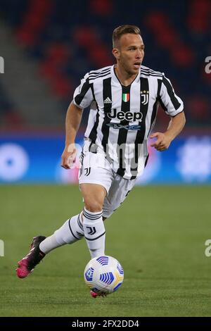 Bologna, 23 maggio 2021. Arthur di Juventus durante la serie A match a Renato Dall'Ara, Bologna. L'immagine di credito dovrebbe essere: Jonathan Moscop / Sportimage Foto Stock