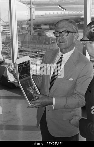 Il tenente colonnello Bell Irving all'aeroporto di Schiphol; il tenente colonnello Bell Irving che tiene un bicchiere con lo stemma di Amsterdam, 19 aprile 1974, commercio, ritratti, Aeroporti, Paesi Bassi, foto agenzia stampa del XX secolo, notizie da ricordare, documentario, fotografia storica 1945-1990, storie visive, Storia umana del XX secolo, che cattura momenti nel tempo Foto Stock