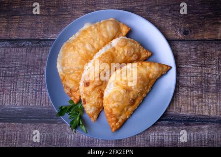 Cheburks con carne. Torta piatta fritta. Un piatto tradizionale. Primo piano, vista dall'alto. Foto Stock