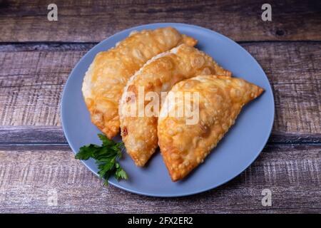 Cheburks con carne. Torta piatta fritta. Un piatto tradizionale. Primo piano. Foto Stock