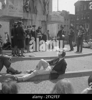 Concerto di pranzo dell'Esercito della salvezza al Monumento Nazionale in Piazza Dam, 14 luglio 1964, concerti, Paesi Bassi, foto agenzia stampa del xx secolo, notizie da ricordare, documentario, fotografia storica 1945-1990, storie visive, Storia umana del XX secolo, che cattura momenti nel tempo Foto Stock