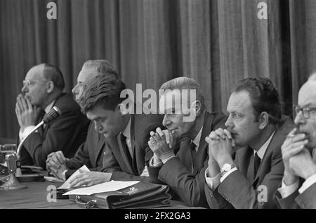 Conferenza, della Fondazione Dr. Wiardi Beckman, da sinistra a destra Vondeling, Langemeijer, De Galan, Tinbergen e Kommandeur, febbraio 15, 1966, conferenze, Paesi Bassi, foto agenzia stampa del XX secolo, notizie da ricordare, documentario, fotografia storica 1945-1990, storie visive, Storia umana del XX secolo, che cattura momenti nel tempo Foto Stock