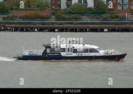 Uber Boat by Thames Clipper servizio di autobus fluviale Vessel Storm Clipper fuori sul Tamigi Foto Stock