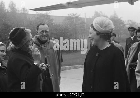 La principessa Beatrix parte per un viaggio di 2 mesi in paesi asiatici, addio, da sinistra a destra la Regina, il Principe Bernhard e la Principessa Beatrix, 18 ottobre 1962, partenze, Paesi Bassi, foto agenzia stampa del xx secolo, notizie da ricordare, documentario, fotografia storica 1945-1990, storie visive, Storia umana del XX secolo, che cattura momenti nel tempo Foto Stock