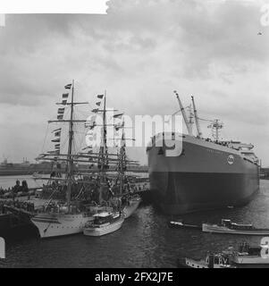 La petroliera Mammoth esso Libia battezzata presso il cantiere navale di Verolme, il 23 agosto 1962, Mammoth Tankers, battesimi, Paesi Bassi, foto agenzia stampa del xx secolo, notizie da ricordare, documentario, fotografia storica 1945-1990, storie visive, Storia umana del XX secolo, che cattura momenti nel tempo Foto Stock