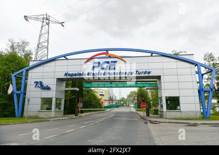 Bogatynia, Polonia. 25 Maggio 2021. Le mani fuori dall'organizzazione polacca di Turow organizza un blocco al valico di frontiera di Hradek nad Nisou-Kopacov a Hradek nad Nisou, Repubblica Ceca, 25 maggio 2021. Il motivo del blocco di protesta è la sentenza della Corte di giustizia europea (CJEU) che ha ordinato alla miniera, situata vicino al confine ceco, di smettere di operare fino a quando non è stata risolta la causa di Praga contro l'estensione della miniera prevista da Varsavia. Credit: Vit Cerny/CTK Photo/Alamy Live News Foto Stock