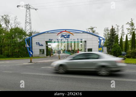 Bogatynia, Polonia. 25 Maggio 2021. Le mani fuori dall'organizzazione polacca di Turow organizza un blocco al valico di frontiera di Hradek nad Nisou-Kopacov a Hradek nad Nisou, Repubblica Ceca, 25 maggio 2021. Il motivo del blocco di protesta è la sentenza della Corte di giustizia europea (CJEU) che ha ordinato alla miniera (nella foto), situata vicino al confine ceco, di smettere di operare fino a quando non è stata risolta la causa che Praga ha presentato contro l'estensione della miniera prevista da Varsavia. Credit: Vit Cerny/CTK Photo/Alamy Live News Foto Stock