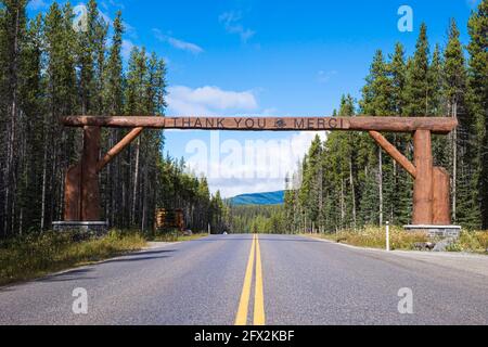 BANFF, ALBERTA, CANADA - 2016 SETTEMBRE 8: Cartello sulla strada tra Banff e Lago Louise dicendo grazie e merci su un cancello di legno a trave, strada con due y Foto Stock