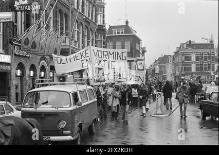 Manifestazione per Prolog a Utrecht; manifestanti sulla strada e bandiera Prolog deve rimanere, 30 novembre 1974, manifestanti, manifestazioni, Banner, Paesi Bassi, foto agenzia stampa del XX secolo, notizie da ricordare, documentario, fotografia storica 1945-1990, storie visive, Storia umana del XX secolo, che cattura momenti nel tempo Foto Stock