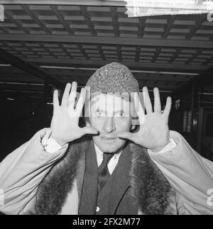 Marcel Marceau (mime) all'aeroporto di Schiphol, Marel Marceau, 15 dicembre 1964, Mimes, I Paesi Bassi, foto agenzia stampa del XX secolo, notizie da ricordare, documentario, fotografia storica 1945-1990, storie visive, Storia umana del XX secolo, che cattura momenti nel tempo Foto Stock