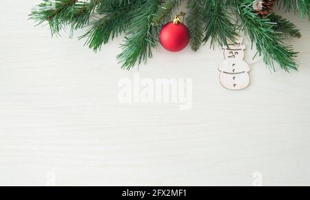 Sfondo natalizio con decorazioni dorate, baubles rossi, rami di abeti. Concetto di nuovo anno. Mockup banner Natale, modello biglietto d'auguri. Foto Stock
