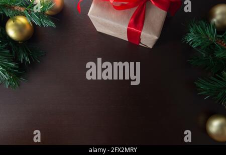 Decorazione di Natale con i regali che fanno una cornice con spazio di copia. Temi di Natale. Vista dall'alto. Saluto, modello di design, sfondo delle vacanze invernali Foto Stock