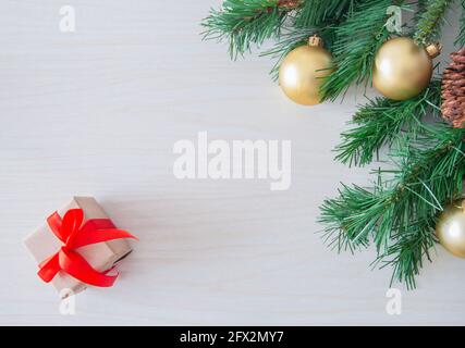 Scatole regalo artigianali di Natale su sfondo bianco di legno. Vista dall'alto, spazio di copia per il testo. Saluto, modello di disegno, sfondo delle vacanze invernali o cornice Foto Stock