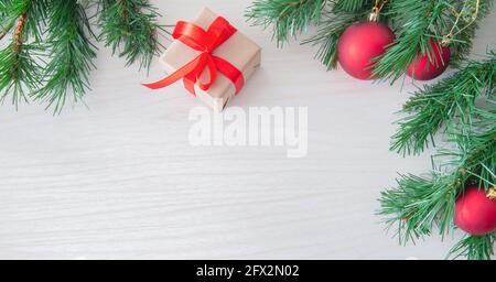 Scatole regalo artigianali di Natale su sfondo bianco di legno. Vista dall'alto, spazio di copia per il testo. Saluto, modello di disegno, sfondo delle vacanze invernali o cornice Foto Stock