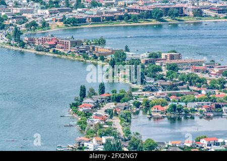 Area turistica e case residenziali nella città di Osoyoos, British Columbia Foto Stock