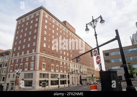 Albany, NY - USA - 22 maggio 2021: Vista di tre quarti del Renaissnce Hotel, un tempo lo storico DeWitt Clinton Hotel. Foto Stock