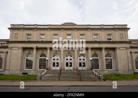 Schenectady, NY - USA - 22 maggio 2021: Una vista del paesaggio dell'ufficio postale degli Stati Uniti su Jay Street. È un edificio in mattoni di revival classico eretto nel 19 Foto Stock