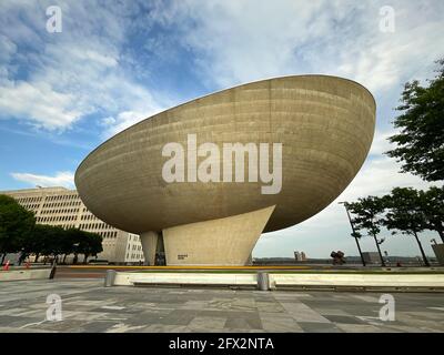 Albany, NY - USA - 22 maggio 2021: Una veduta dell'Egg, un luogo di arti dello spettacolo ad Albany, New York. Parte del progetto Empire state Plaza. Foto Stock