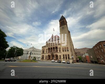 Albany, NY - USA - 22 maggio 2021: Una vista dello storico municipio romanico di Albany Richardsonian, la sede del governo della città di Albany, New Y Foto Stock