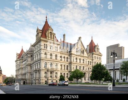 Albany, NY - USA - 22 maggio 2021: Vista panoramica di tre quarti dello storico Campidoglio dello stato di New York Foto Stock