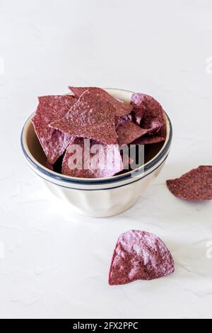 Chip di tortilla di mais blu - FOODPIX Foto Stock